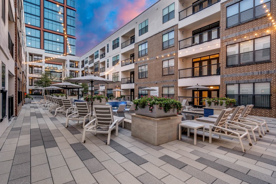AMLI Quadrangle apartments at 2717 Howell St, Dallas, TX