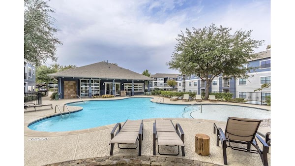 Urban House apartments at 1409 N Zang Blvd, Dallas, TX