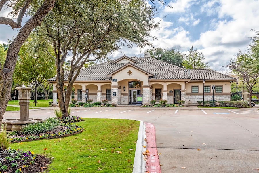Mariposa Villas apartments at 1531 Duncanville Rd, Dallas, TX