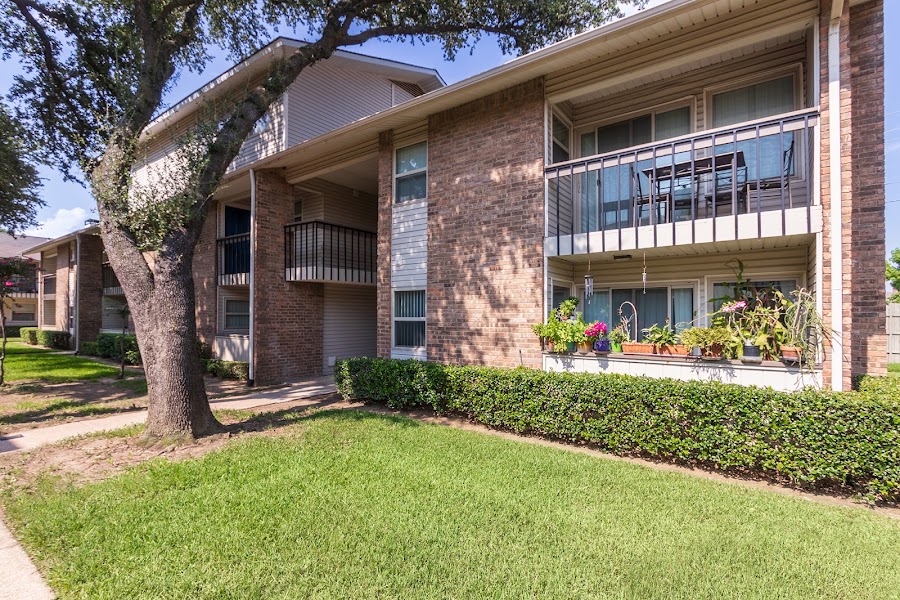 Preston Hills apartments at 5881 Preston View Blvd, Dallas, TX
