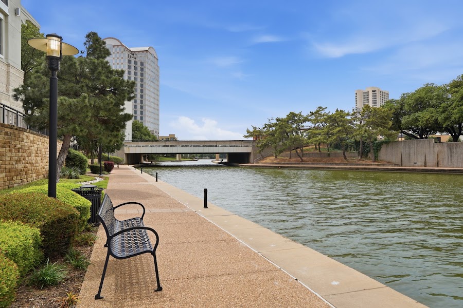 AMLI Las Colinas apartments at 1050 Lake Carolyn Pkwy, Irving, TX
