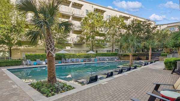 Crest at Las Colinas Station apartments at 871 Lake Carolyn Parkway, Irving, TX