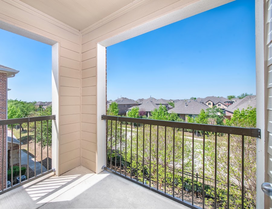 Colonial Grand at Hebron apartments at 1701 E Hebron Pkwy, Carrollton, TX
