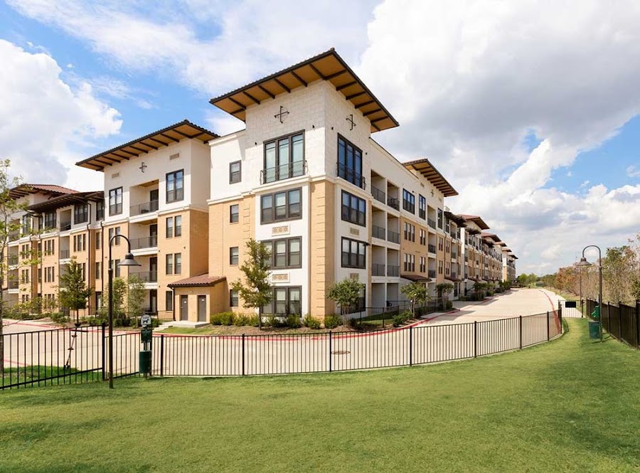 AMLI Campion Trail apartments at 777 Lake Carolyn Parkway, Irving, TX