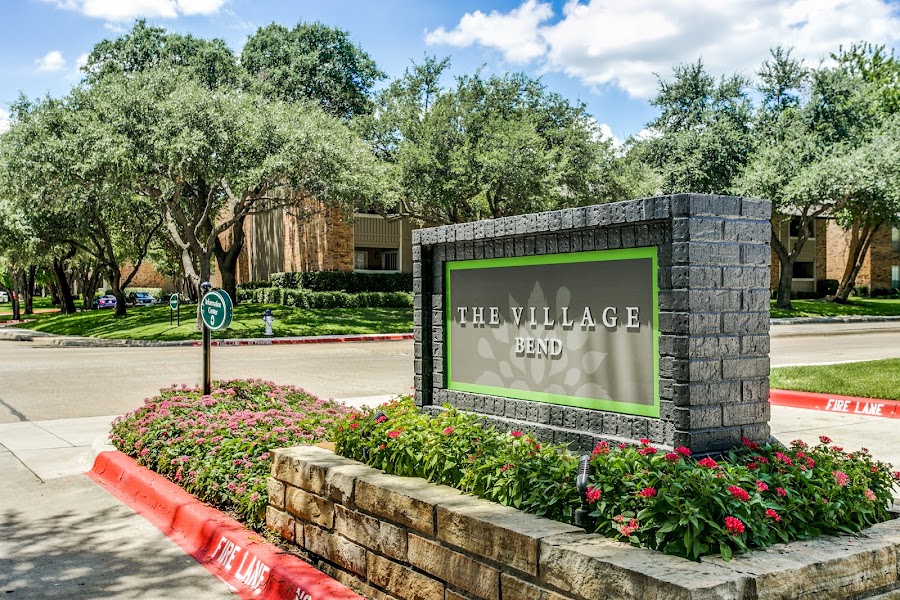 Bend in the Village apartments at 5454 Amesbury Dr, Dallas, TX