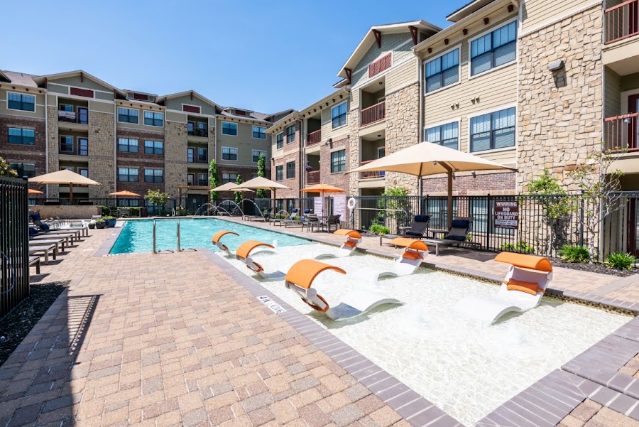 Avenues at Carrollton apartments at 4689 Mustang Pkwy, Carrollton, TX