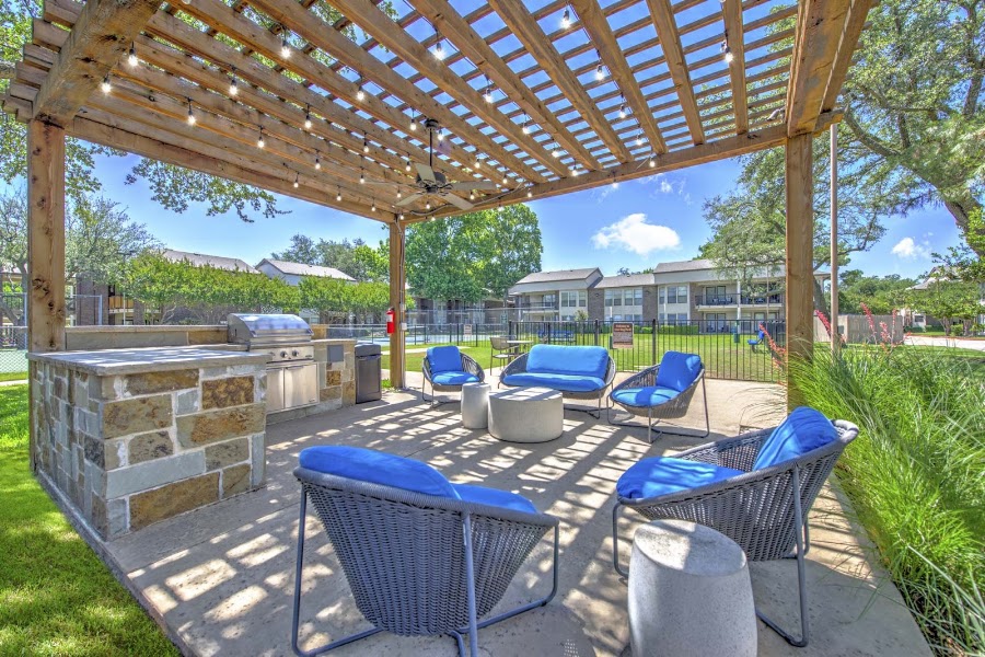 Bent Tree Trails apartments at 16300 Ledgemont Ln, Addison, TX