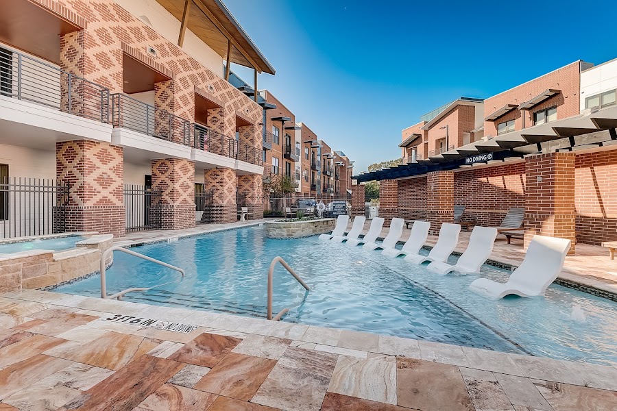 Riverside Park I, II & III apartments at 1521 E Royal Ln, Farmers Branch, TX