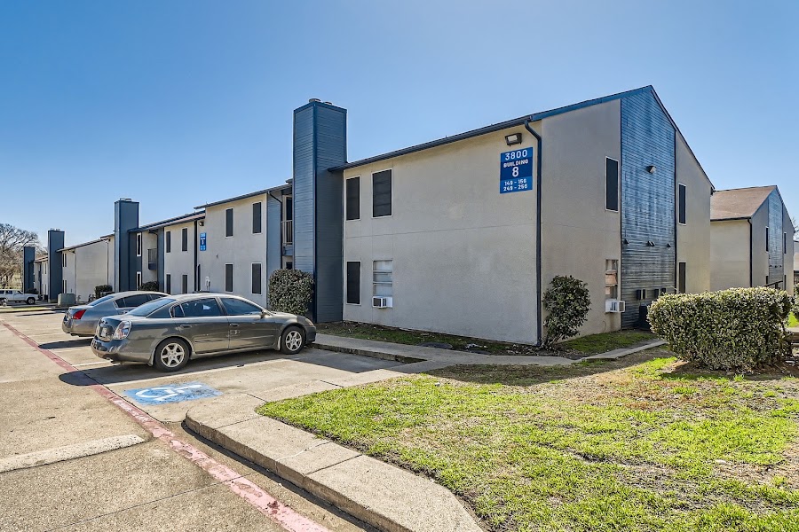 Carousel Court apartments at 3800 S Tyler St, Dallas, TX