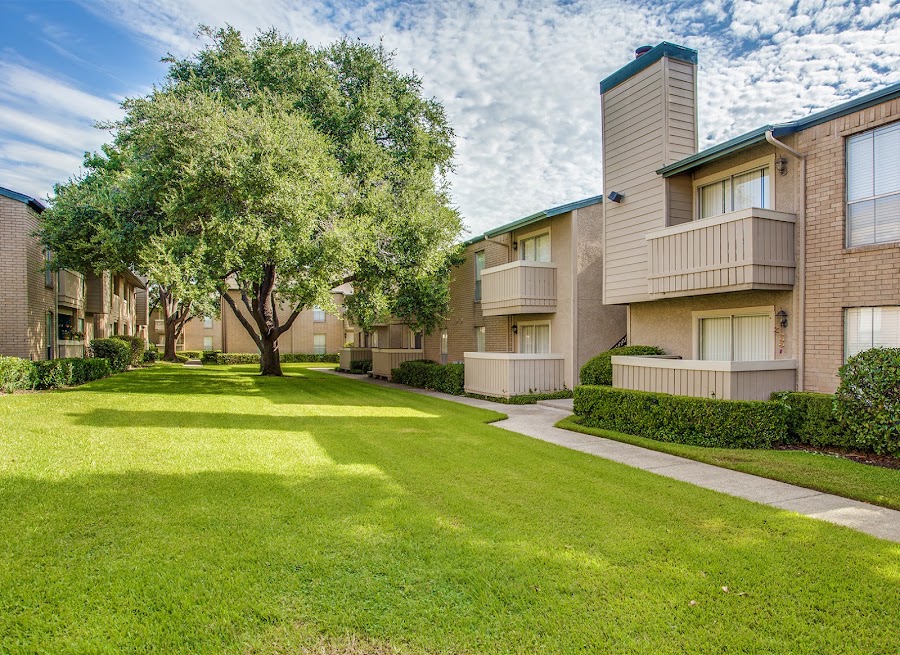 Chase in the Village I & II apartments at 5657 Amesbury Dr, Dallas, TX