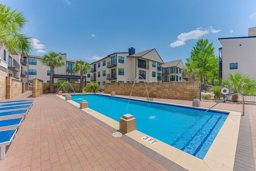 Vue Live Oak apartments at 1333 N Peak St, Dallas, TX