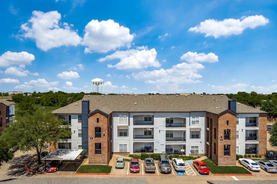 Westmount at Colonnade apartments at 2815 Osler Dr, Grand Prairie, TX