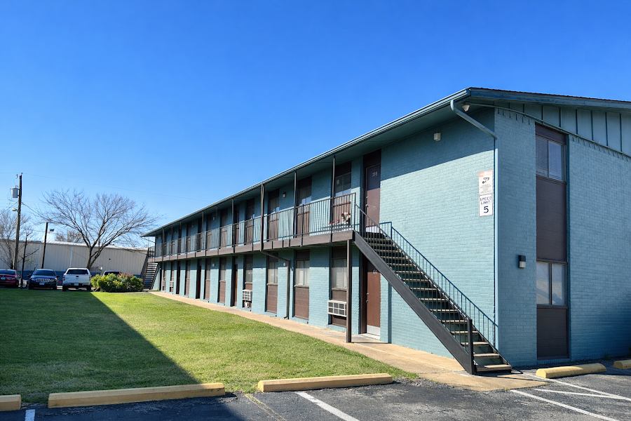 Congress apartments at 1126 Perry, Irving, TX