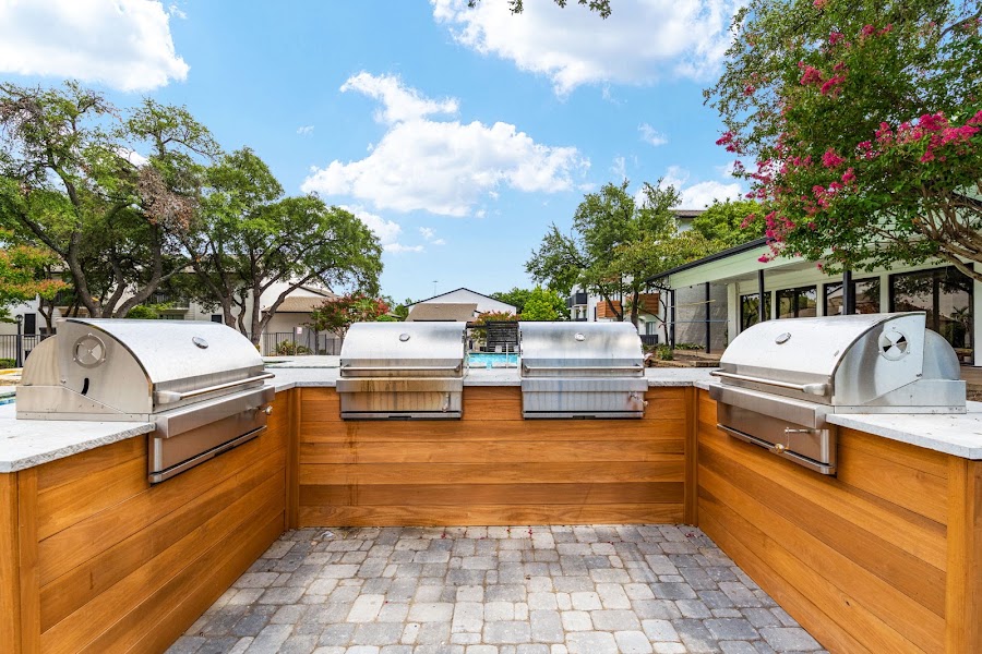 Linear on Esperanza apartments at 13450 Maham Rd, Dallas, TX