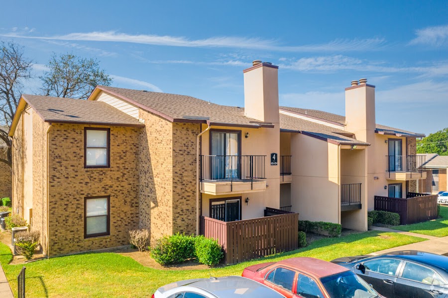 Corners apartments at 210 E Wintergreen Rd, Desoto, TX