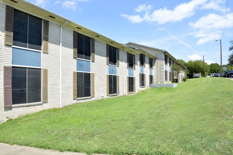 Rosa Vista apartments at 3783 Legendary Ln, Dallas, TX