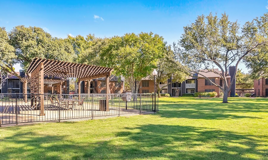 Courtyards at Campbell apartments at 16500 Lauder Ln, Dallas, TX