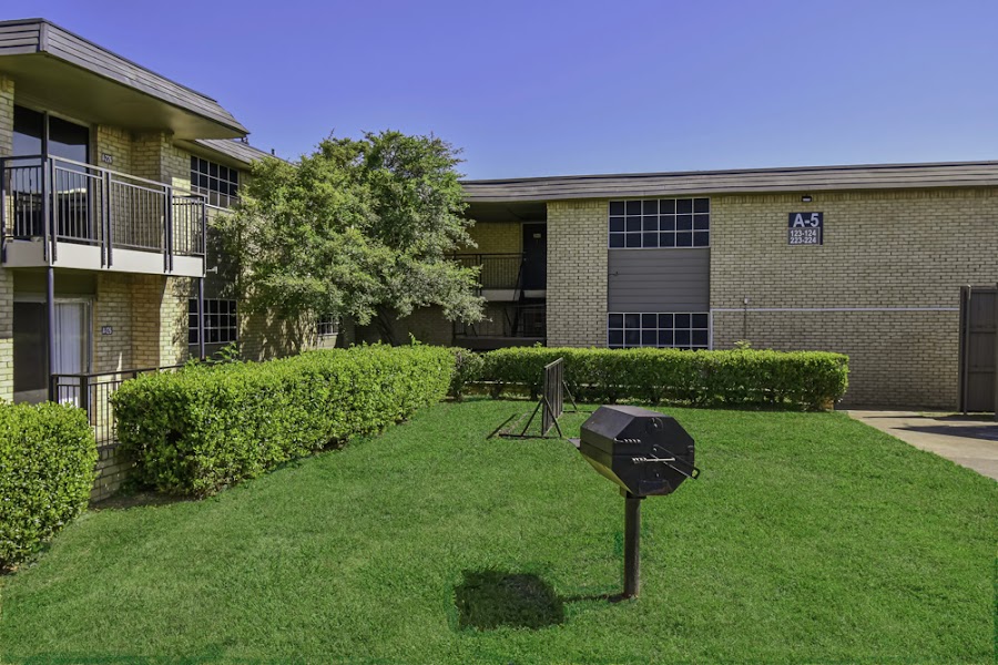Terraces on the Parkway apartments at 1109 N Carrier Pkwy, Grand Prairie, TX