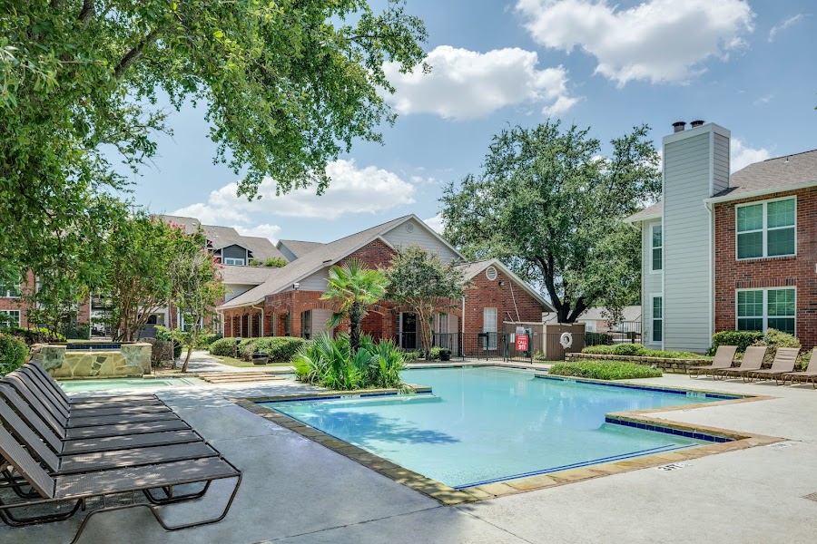 Covington Creek apartments at 4188 W Pioneer Dr, Irving, TX