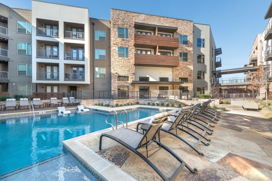Crescent View apartments at 2924 Lucas Dr, Dallas, TX