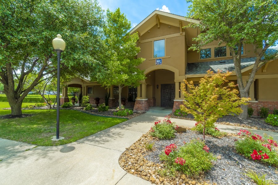 Desoto Ranch apartments at 801 S Polk St, Desoto, TX