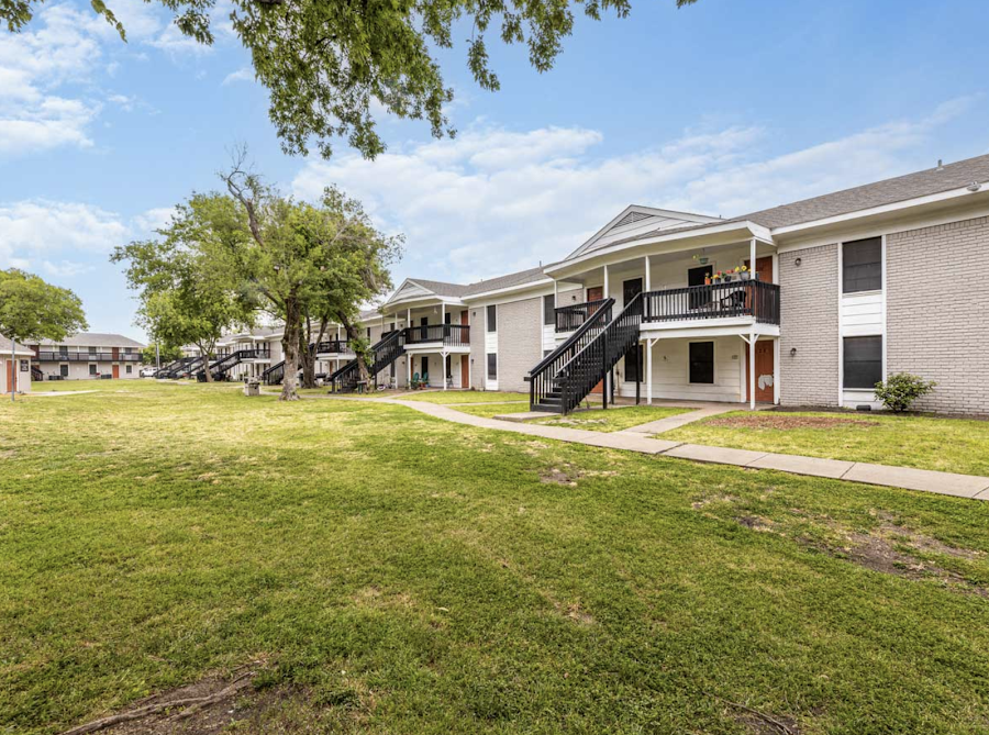 Emerald Point apartments at 2871 W Pioneer Dr, Irving, TX