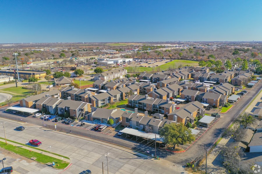 Fox Hollow apartments at 696 Fox Ave, Lewisville, TX