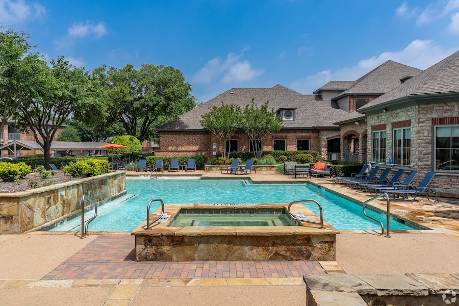 Oaks Riverchase apartments at 777 Fairway Dr, Coppell, TX