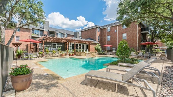Hamptons apartments at 4402 Swiss Ave, Dallas, TX