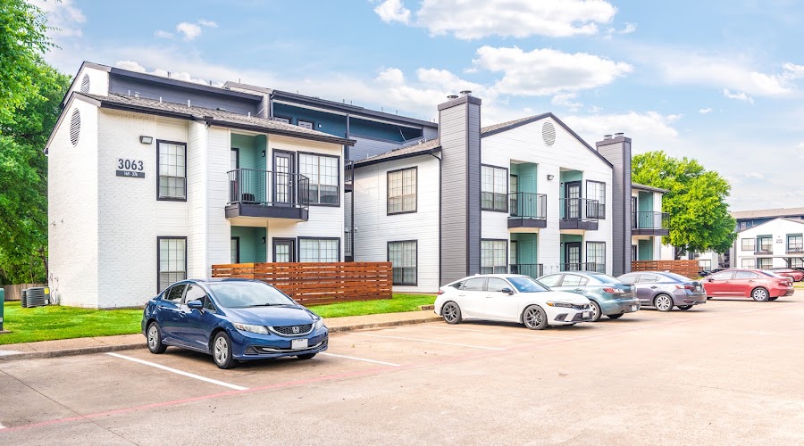 Hunter's Cove apartments at 3056 Commodore Dr, Grand Prairie, TX