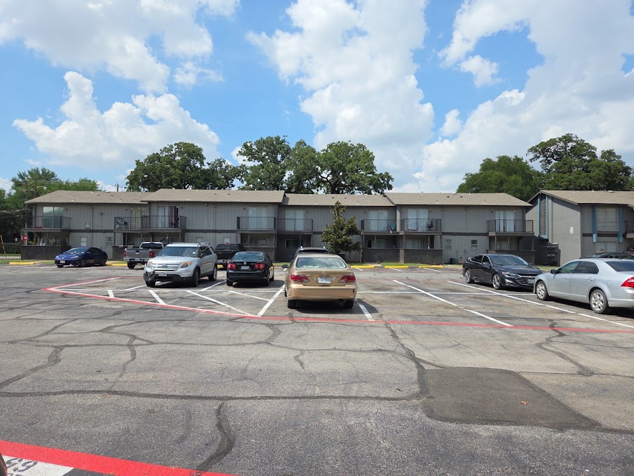 Imperial Courtyard apartments at 430 West 6th Street, Irving, TX