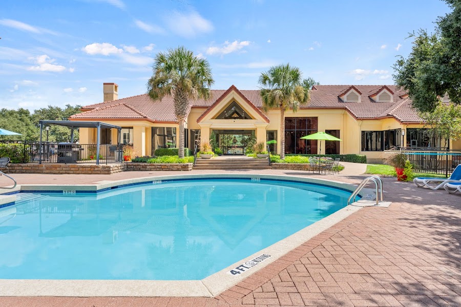 Resort at Jefferson Ridge apartments at 5301 N MacArthur Blvd, Irving, TX