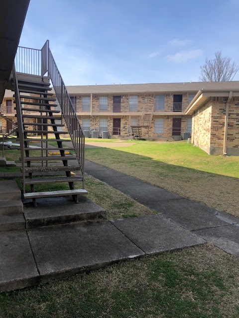 Kings Square apartments at 2625 E Illinois Ave, Dallas, TX