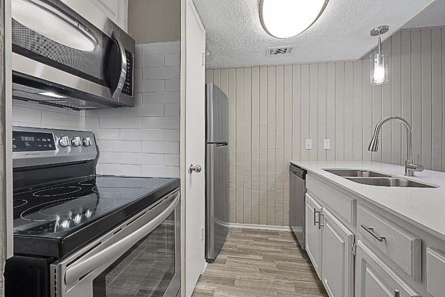 Lexington apartments at 3208 Community Dr, Dallas, TX