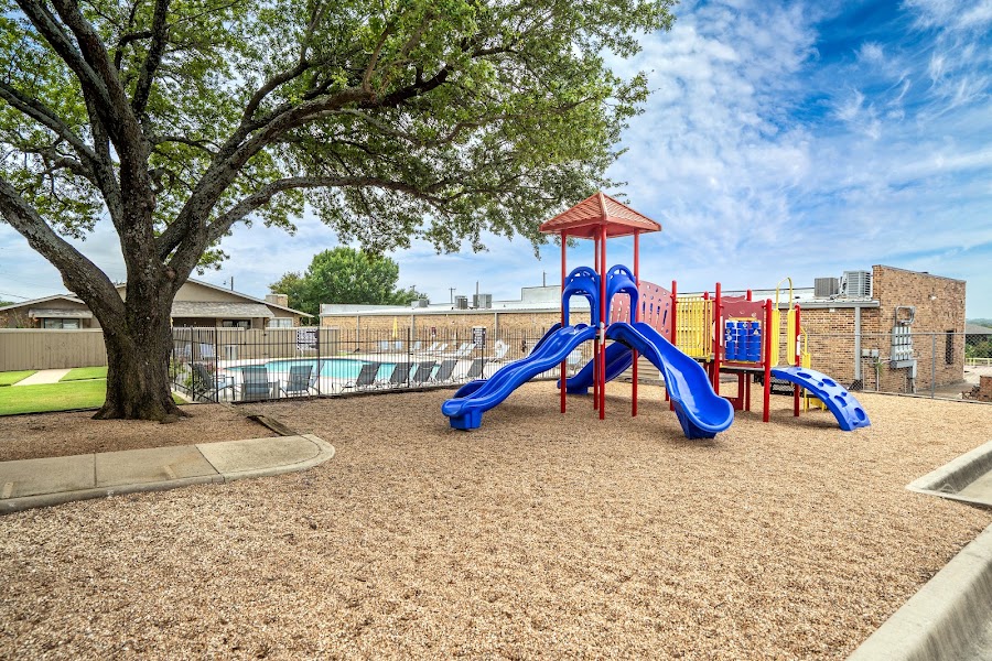 Living Oaks apartments at 200 Brothers Blvd, Red Oak, TX