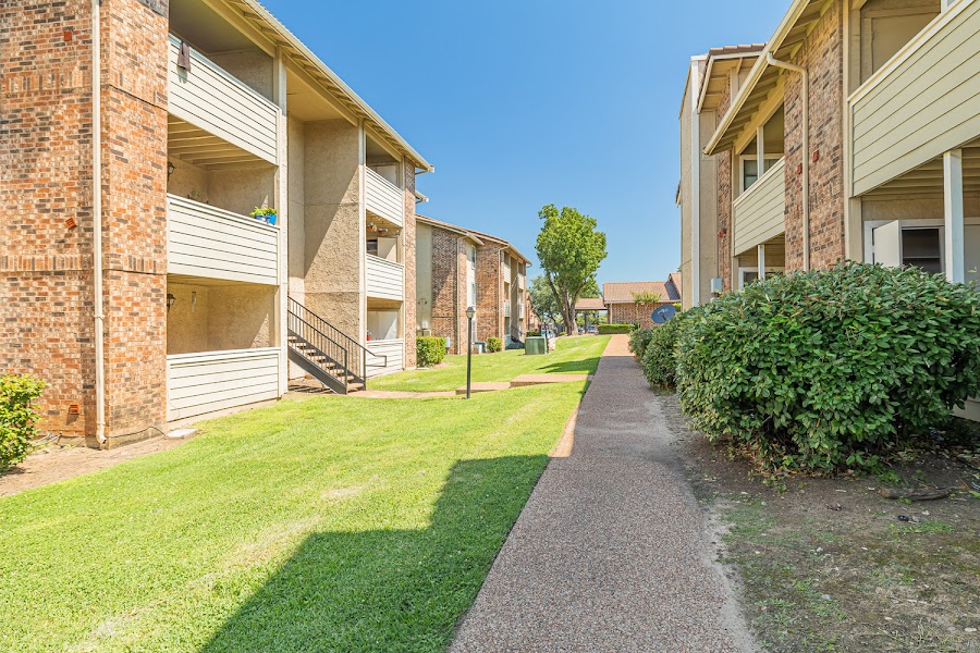 MacArthur Park apartments at 812 Kinwest Pkwy, Irving, TX