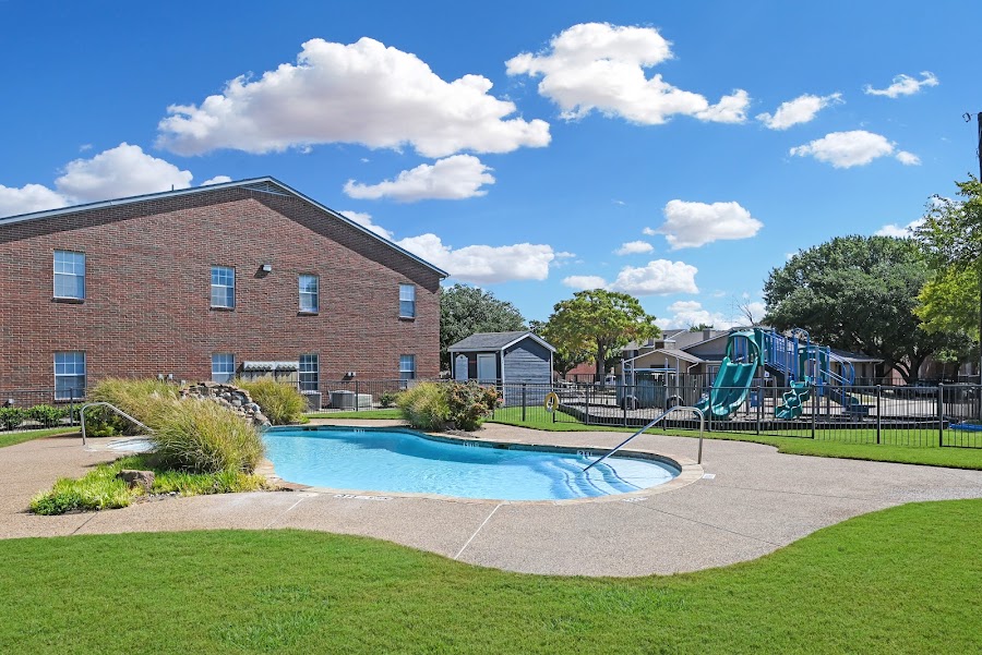 Meadow Parc apartments at 4811 Duncanville Rd, Dallas, TX