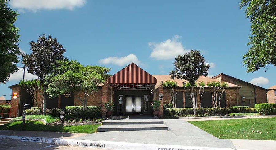 Oak Hills apartments at 1913 Estrada Pkwy, Irving, TX