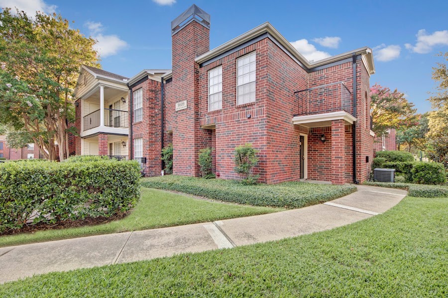 Oaks at Valley Ranch apartments at 9519 Valley Ranch Pkwy E, Irving, TX
