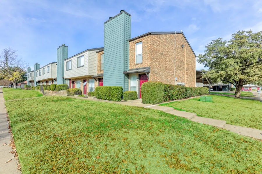 Parkwood Plaza Townhomes apartments at 713 W Center St, Duncanville, TX