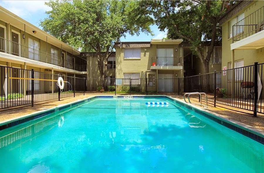El Sol Del Lago apartments at 3102 Oradell Ln, Dallas, TX
