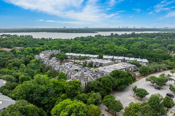 Oaks White Rock apartments at 9000 Poppy Dr, Dallas, TX