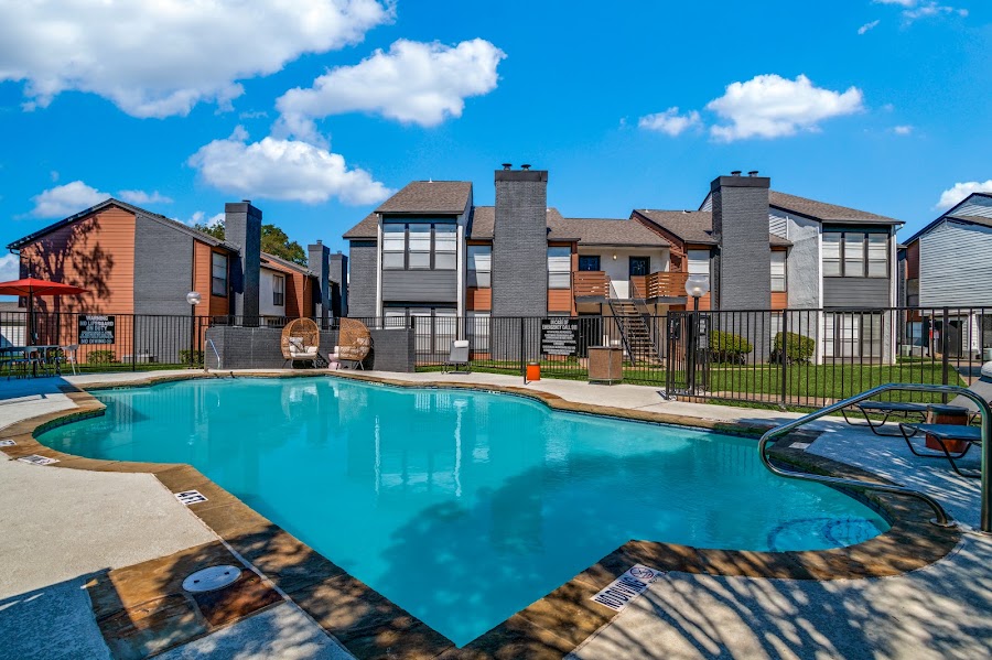 Preston Greens apartments at 5990 Arapaho Rd, Dallas, TX