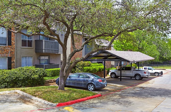 Preston Pointe apartments at 14041 Preston Rd, Dallas, TX