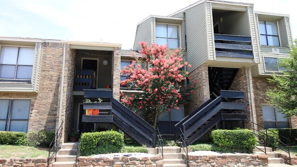 Preston Racquet Club apartments at 5840 Spring Valley Rd, Dallas, TX