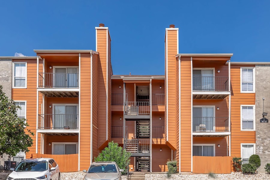 Red Bird Trails apartments at 3636 W Red Bird Ln, Dallas, TX