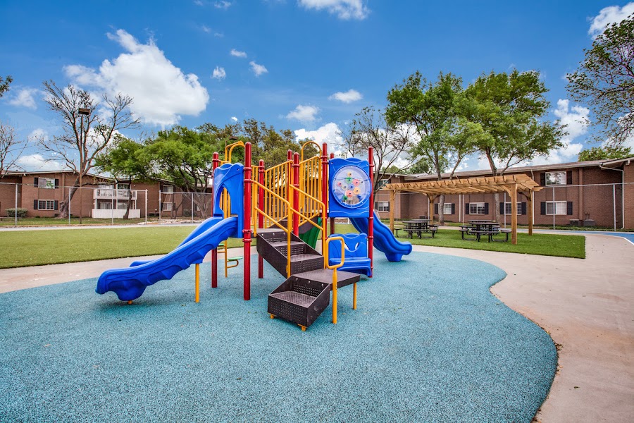 MacArthur Place at 183 apartments at 2414 N MacArthur Blvd, Irving, TX
