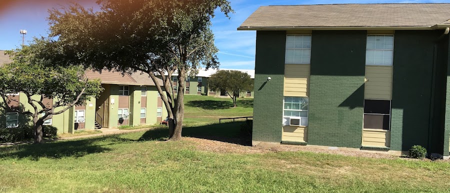 Ridgecrest Terrace apartments at 526 S Walton Walker Blvd, Dallas, TX