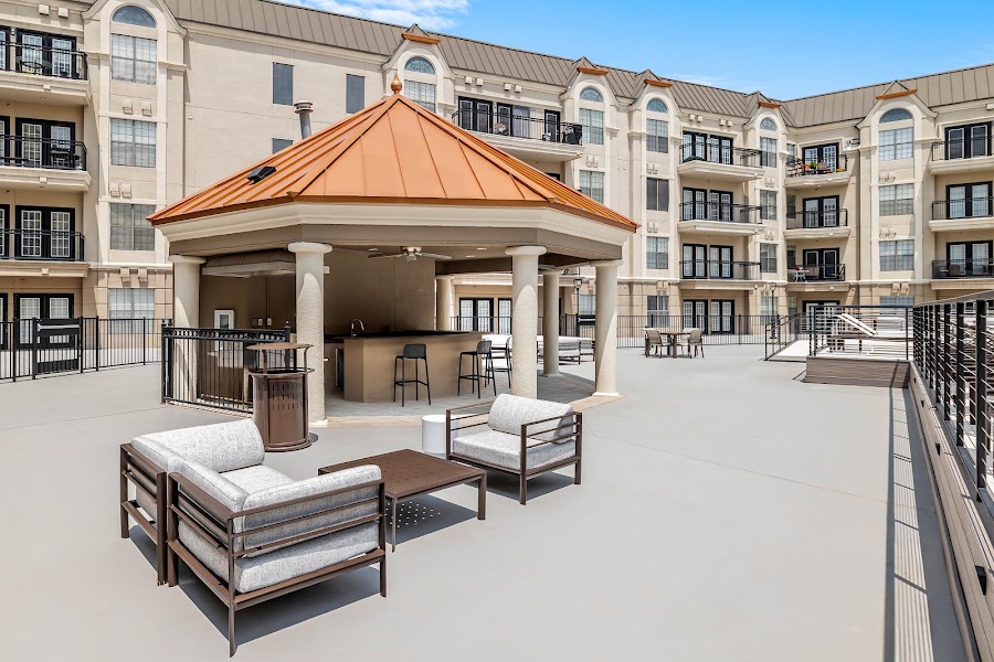Chateau De Ville apartments at 4040 Spring Valley Rd, Farmers Branch, TX