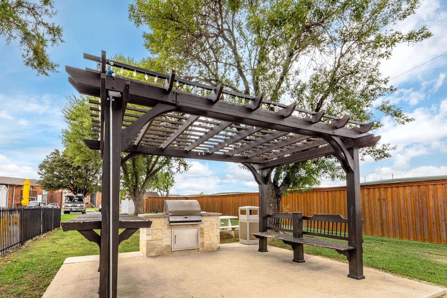 Rolling Hills apartments at 2010 Estrada Pkwy, Irving, TX